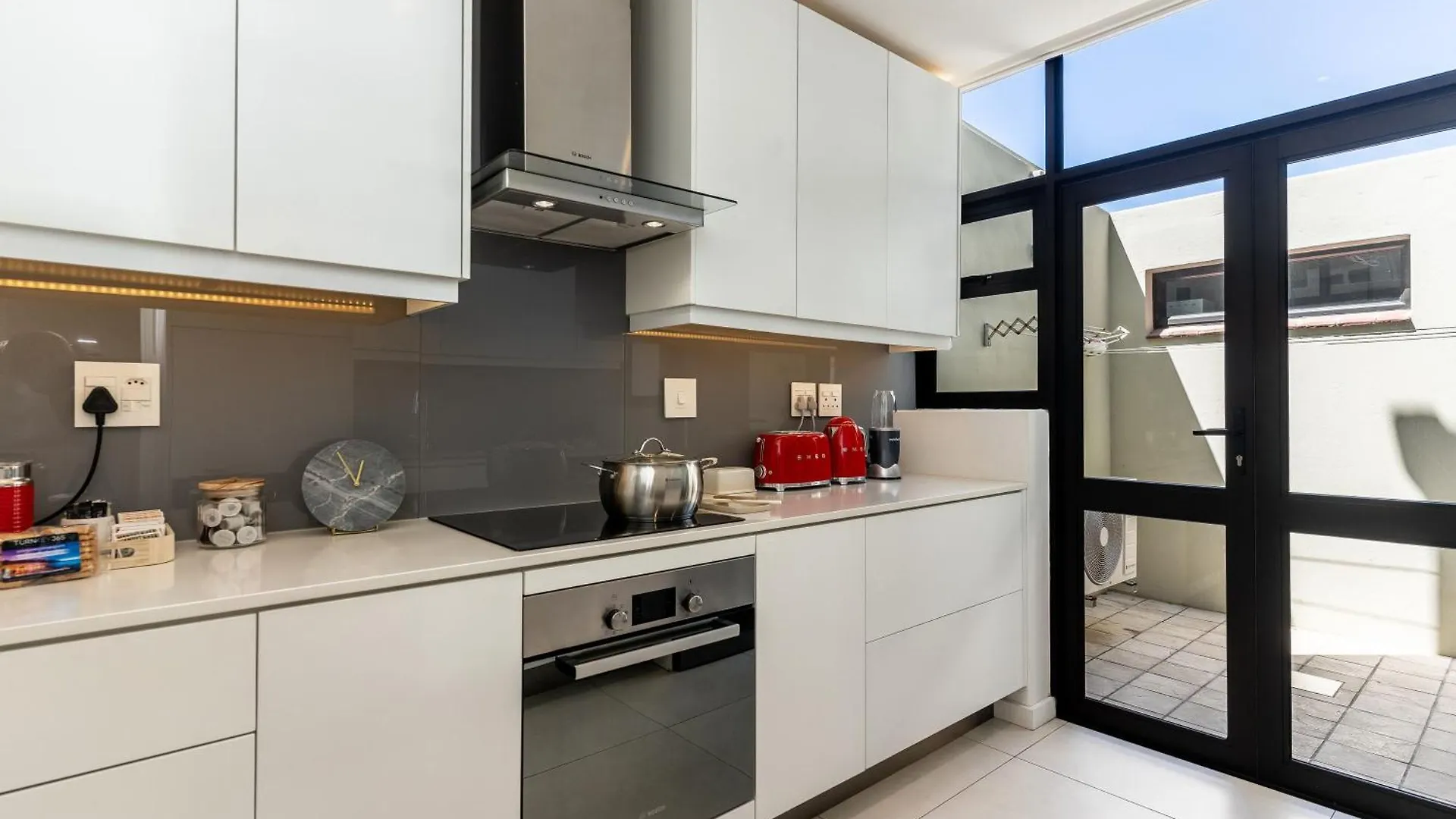 Camps Bay Nest - Townhouse With Ocean Views Villa Cape Town
